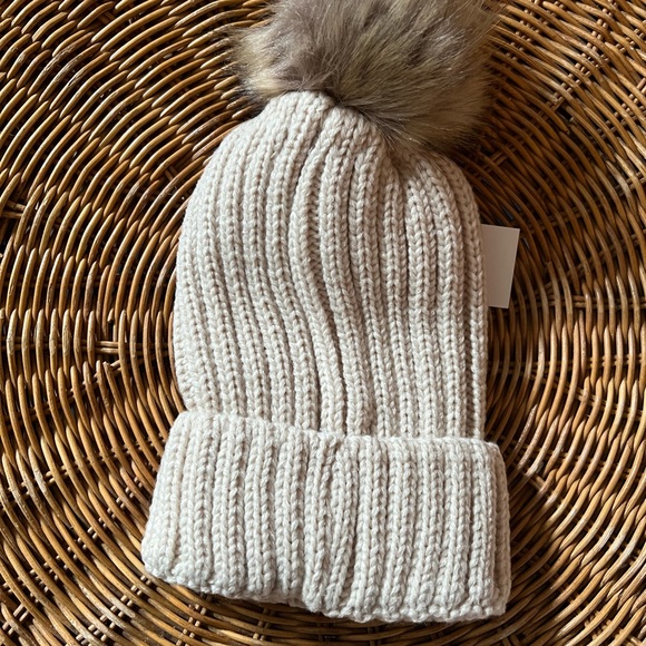 Beanie with pompom. - Picture 4 of 4